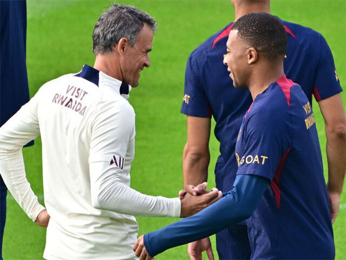 HLV Luis Enrique của PSG đang rất sốt ruột chờ tin của Dembele