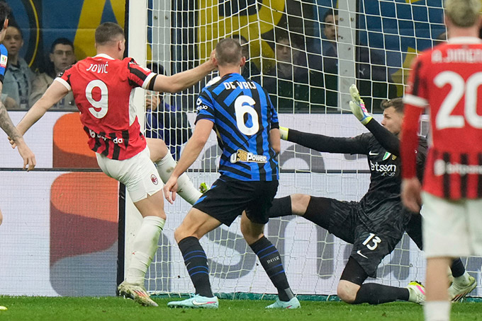 Số 9 đích thực mà Milan cần?