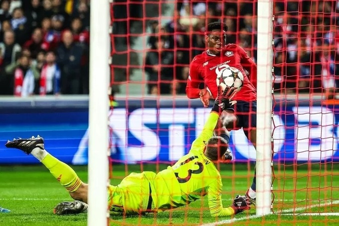 Pha va chạm giữa Lunin và tiền vệ của Celta Vigo trong vòng cấm