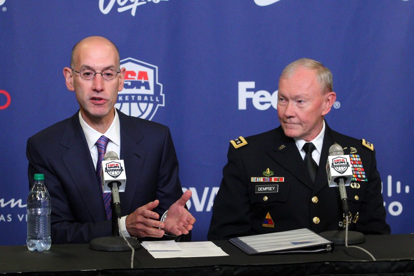CEO của NBA Adam Silver (trái) và cựu Tham mưu trưởng Liên quân Mỹ, Martin Dempsey