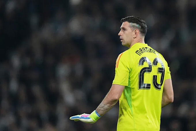 Emiliano Martinez bị NHM PSG la ó trong cả trận đấu