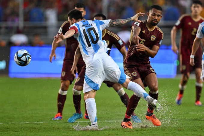 Messi ăn mừng đáp trả CĐV của Club America
