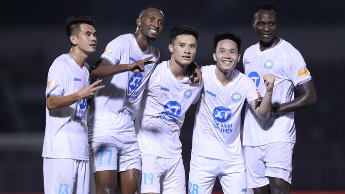 Hậu vệ Văn Kiên và tiền vệ Caio nằm trong số 13 cầu thủ vừa được Nam Định gia hạn hợp đồng - Ảnh: Đức Cường 