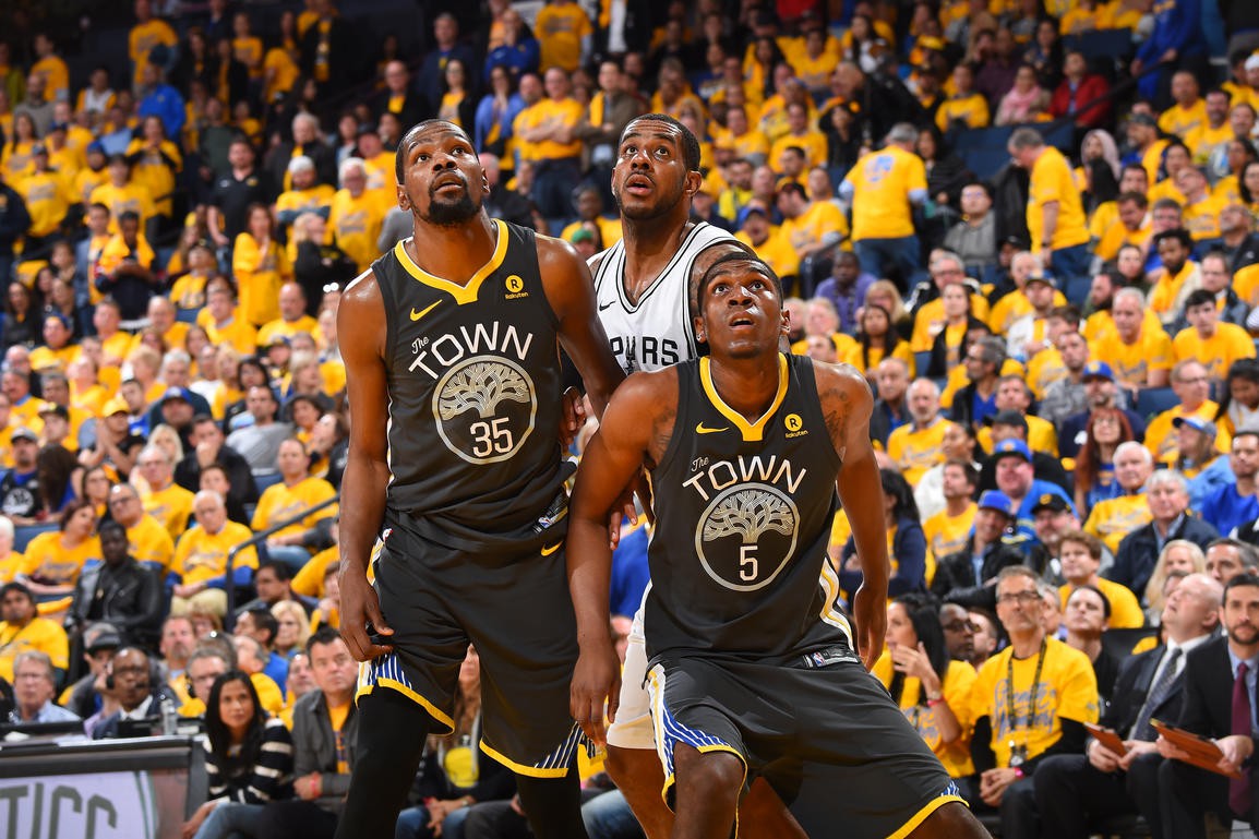 Aldridge vẫn bị Warriors double-team như mọi lần.