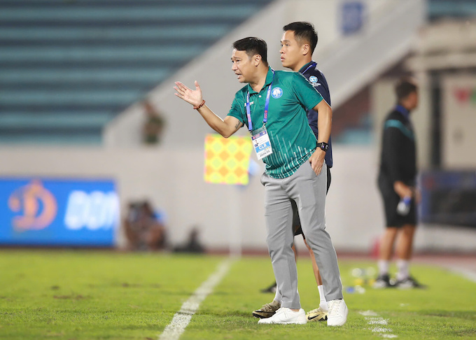 HLV Vũ Hồng Việt tiếc nuối khi học trò bỏ lỡ nhiều cơ hội ghi bàn. Ảnh: Quang Đương