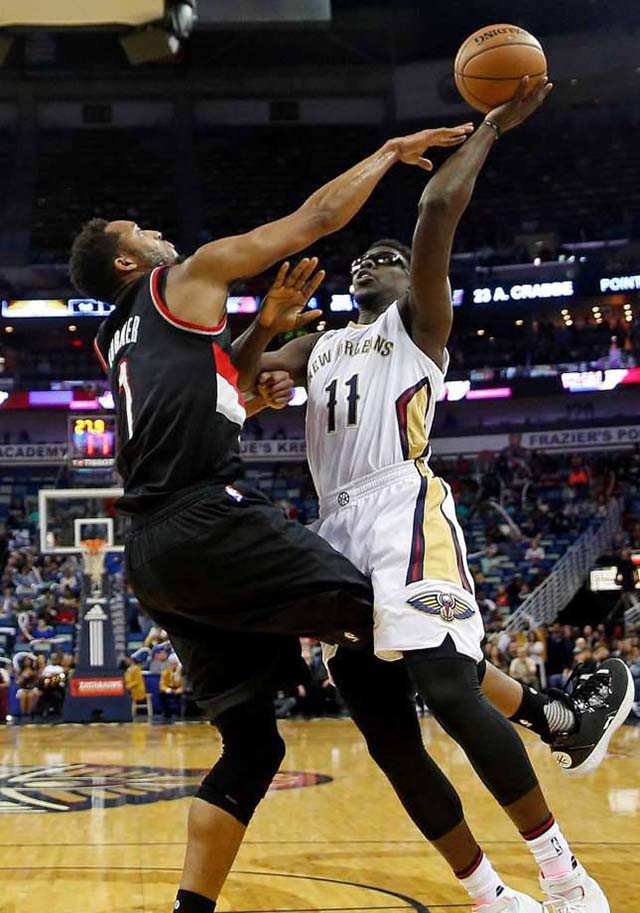Jrue Holiday (11) trở lại giúp Pelicans khởi sắc.