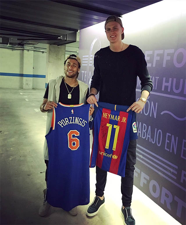 Kristaps Porzingis và Neymar đổi áo cho nhau