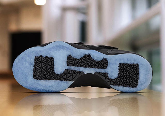 Đế giày của Nike LeBron Soldier 11 