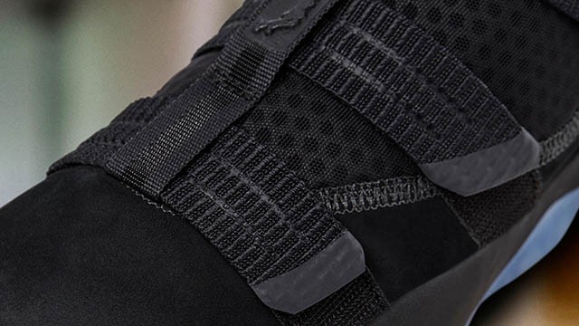 Nike Lebron Soldier 11 là kết hợp kinh điển giữa da lộn, lưới và đế ngoài ICY