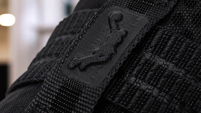 Biểu tương ''dunkman'' được thêu trưc tiếp trên thân giày Nike Lebron Soldier 11