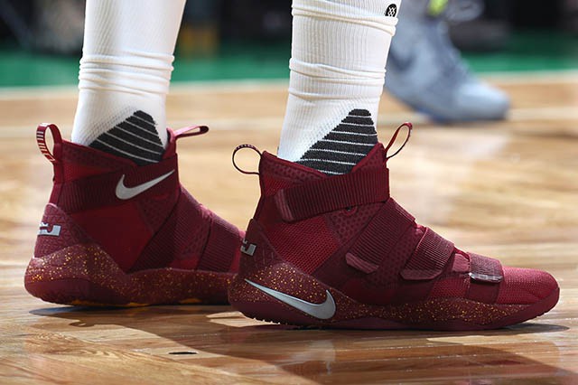 Phối màu đỏ vàng nổi bật được Tristan Thompson ''trưng dụng'' trong loạt trận Play-off đối đầu cùng Boston Celtics