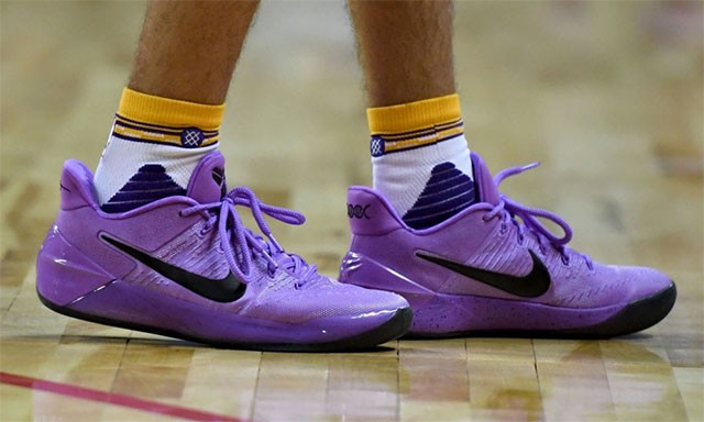 Đôi Nike tím không bỗng nhiên xuất hiện trên chân của Lonzo vào đúng thời điểm James và phó chủ tịch tiếp thị Nike có mặt trên khán đài.