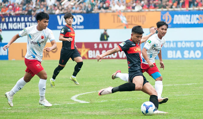 Ninh Bình đang vô đối ở giải hạng Nhất với kỷ lục 13 trận toàn thắng, ghi 27 bàn, thủng lưới chỉ 1 bàn - Ảnh: NB