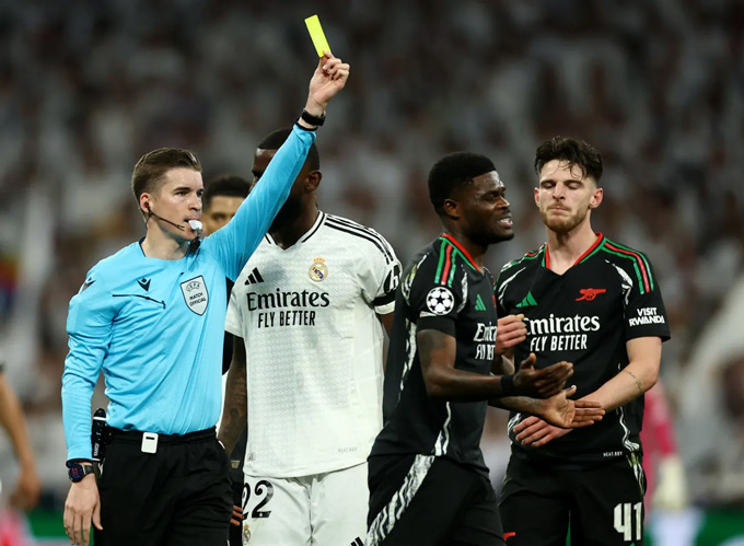 Partey nhận thẻ vàng vô duyên nên bị treo giò ở bán kết