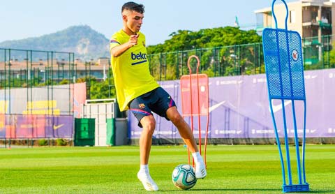 Pedri tả xung hữu đột giữa vòng vây của các cầu thủ Atletico