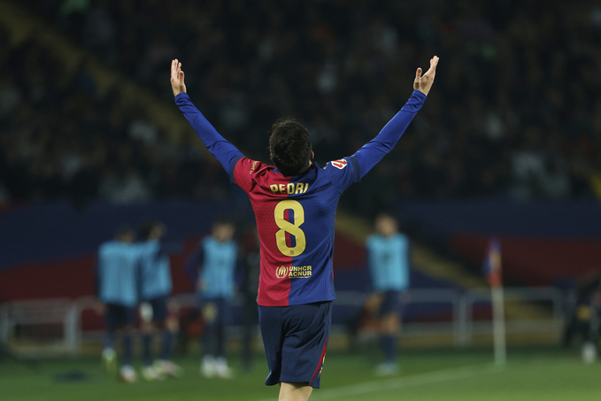 Pedri là truyền nhân áo số 8 của Andres Iniesta.