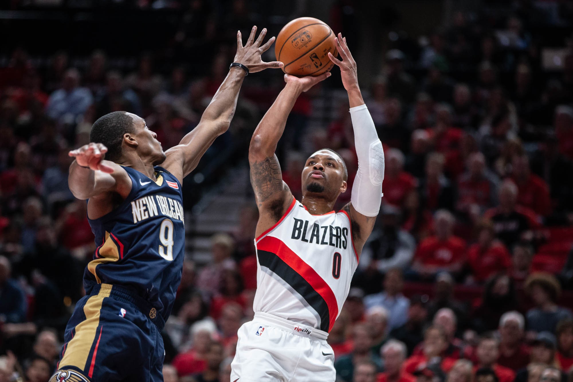 Bị Rajon Rondo và Holiday thay phiên nhau kèm cặp, Lillard hoàn toàn bất lực.