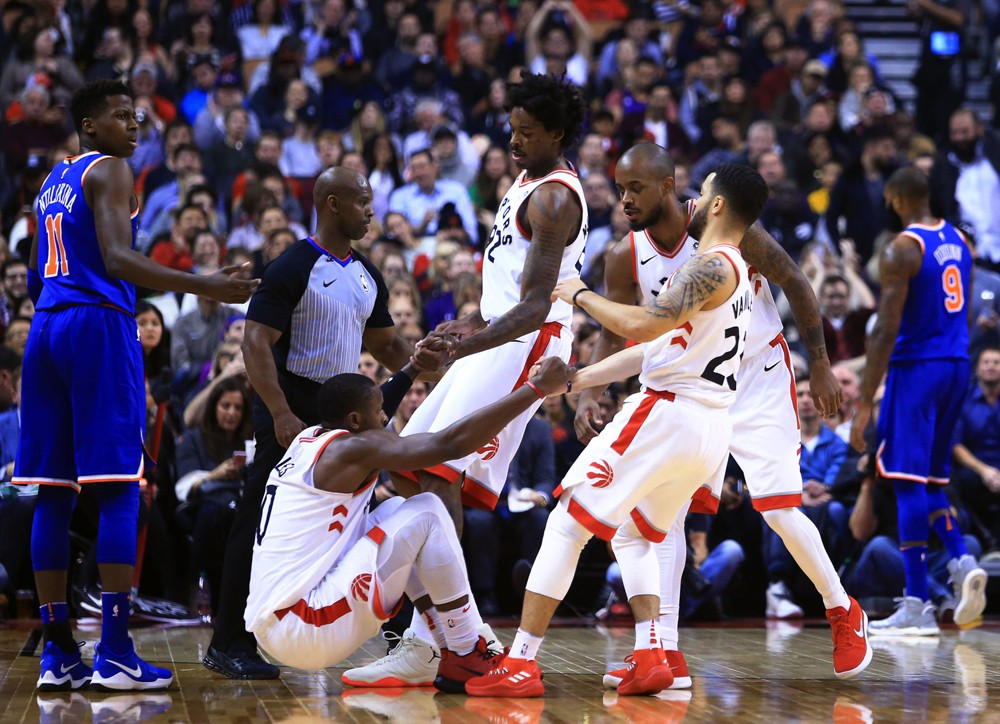 CJ Miles nhận sự trợ giúp từ các đồng đội.