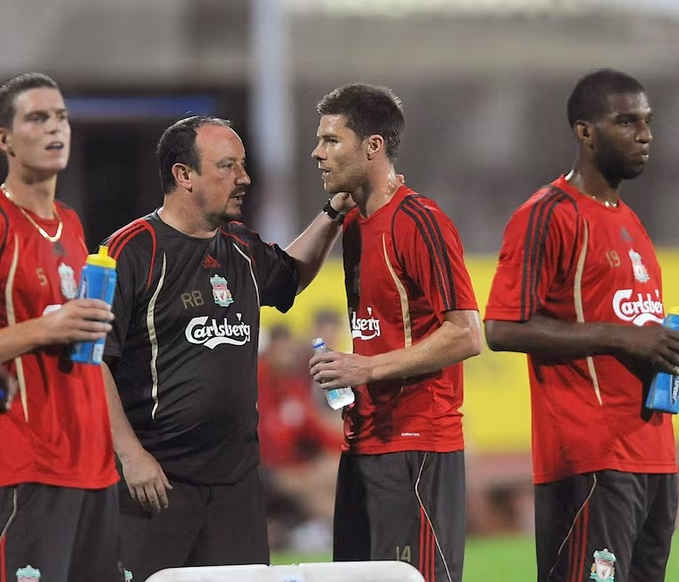 Alonso cần nhìn vào tấm gương tày liếp của ông thầy cũ Rafa Benitez.