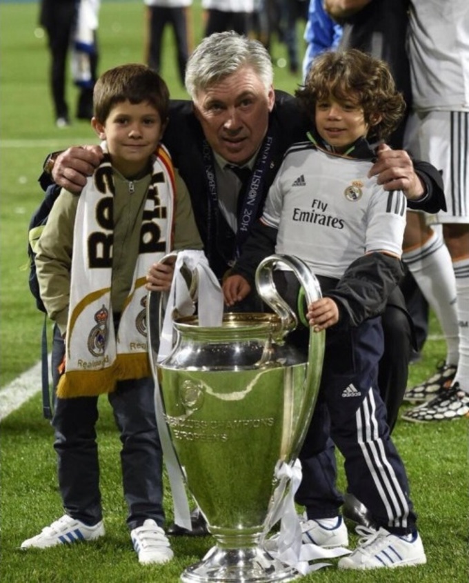 Enzo Alves (phải) từng chụp ảnh chung với HLV Ancelotti sau khi Real Madrid vô địch Champions League 2013/14.