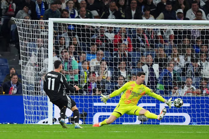 Martinelli kết liễu Real Madrid