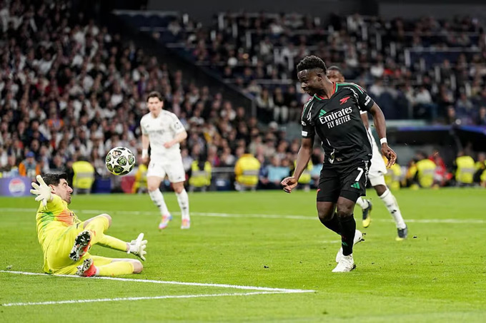 Saka bấm bóng qua người Courtois ghi bàn