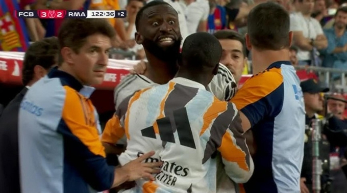 HLV Ancelotti sẽ phải đau đầu tìm người thay Rudiger