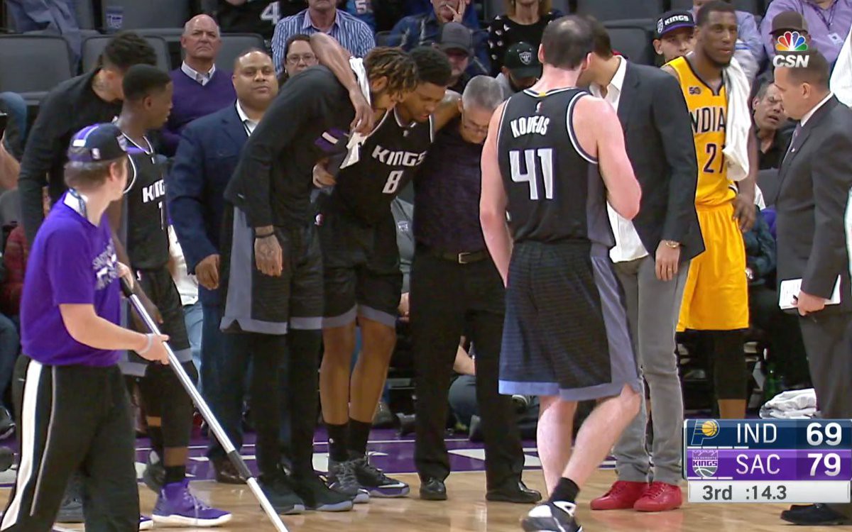Rudy Gay không thể tự rời sân sau khi dính chấn thương