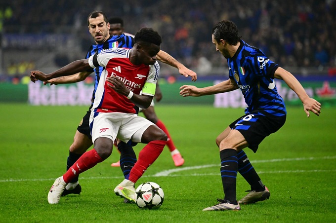 Trọng tài cho Arsenal được hưởng phạt đền sau pha va chạm của Merino và Asencio