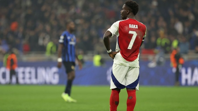 Saka thực hiện cú đá phạt đền theo kiểu panenka