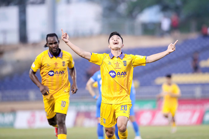 Văn Lương là cầu thủ ghi bàn cho SLNA. Ảnh: Đức Cường