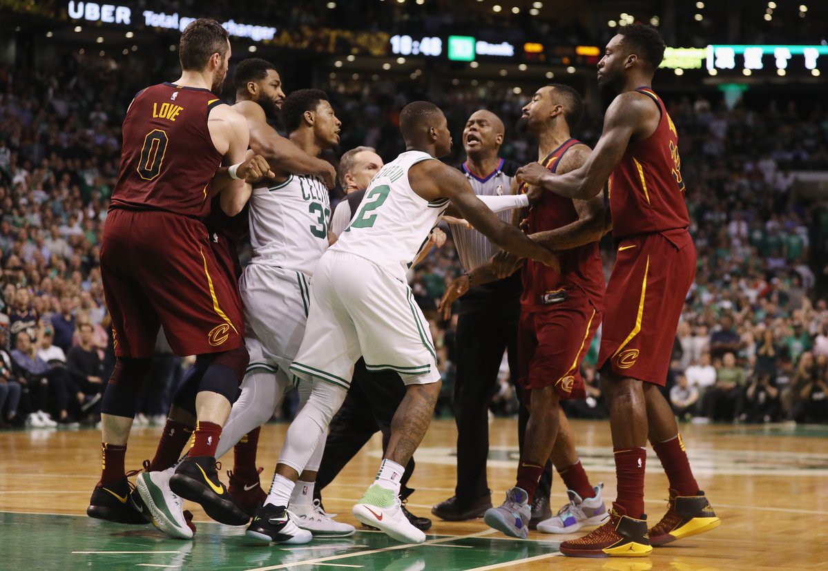 Marcus Smart: Tôi không thể đứng nhìn JR Smith tiếp tục chơi bẩn đồng đội của mình! - Ảnh 3.