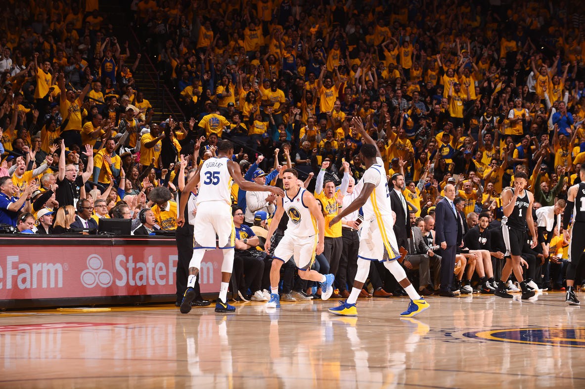 Warriors vẫn quá mạnh so với Spurs.