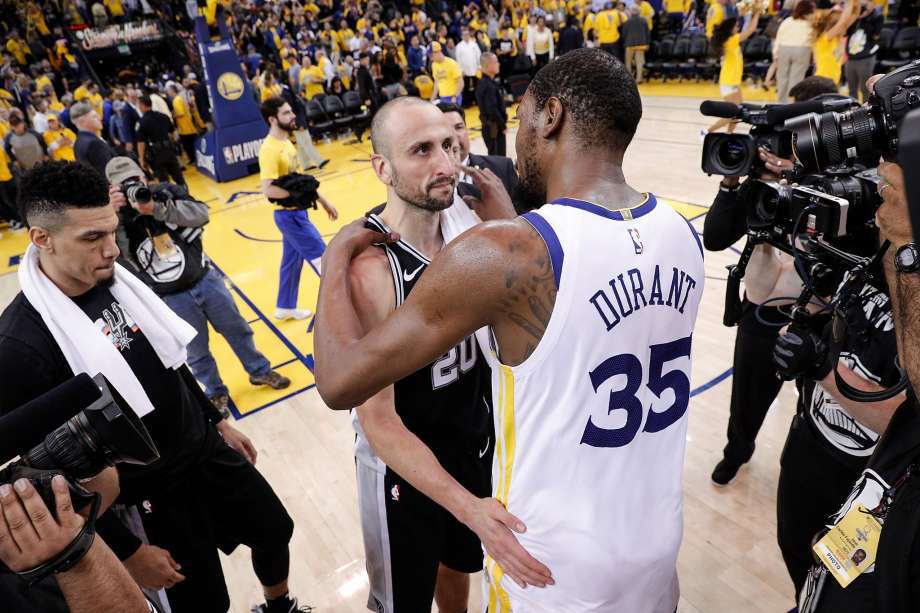 Kevin Durant và Ginobili sau trận đấu.