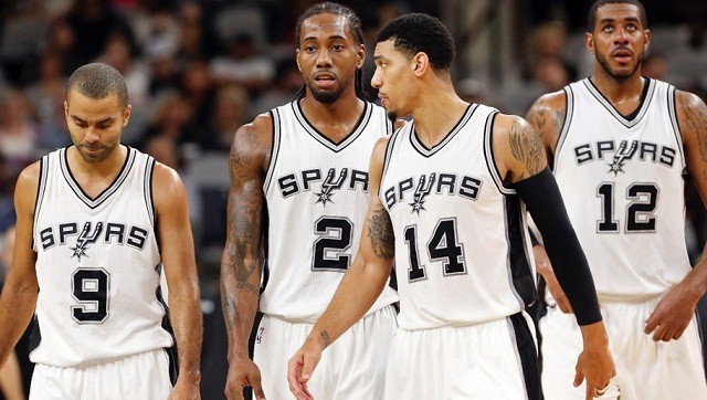 Parker, Leonard, Green và Aldridge bất ngờ phải rời sân khi hiệp 3 mới diễn ra được 52 giây