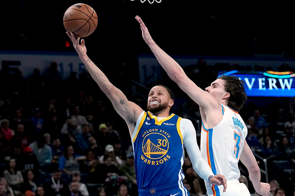 Vừa bình phục chấn thương vai chưa lâu, Stephen Curry lại phải ngồi ngoài vì rách dây chằng đầu gối