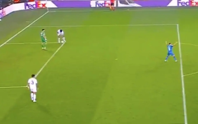 Messi chơi đùa cùng cậu bé Marcus Thuram.