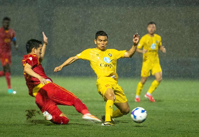 Trời mưa sân trơn khiến Thanh Hoá gặp khó khăn triển khai tấn công trước SLNA. Ảnh: Phan Tùng