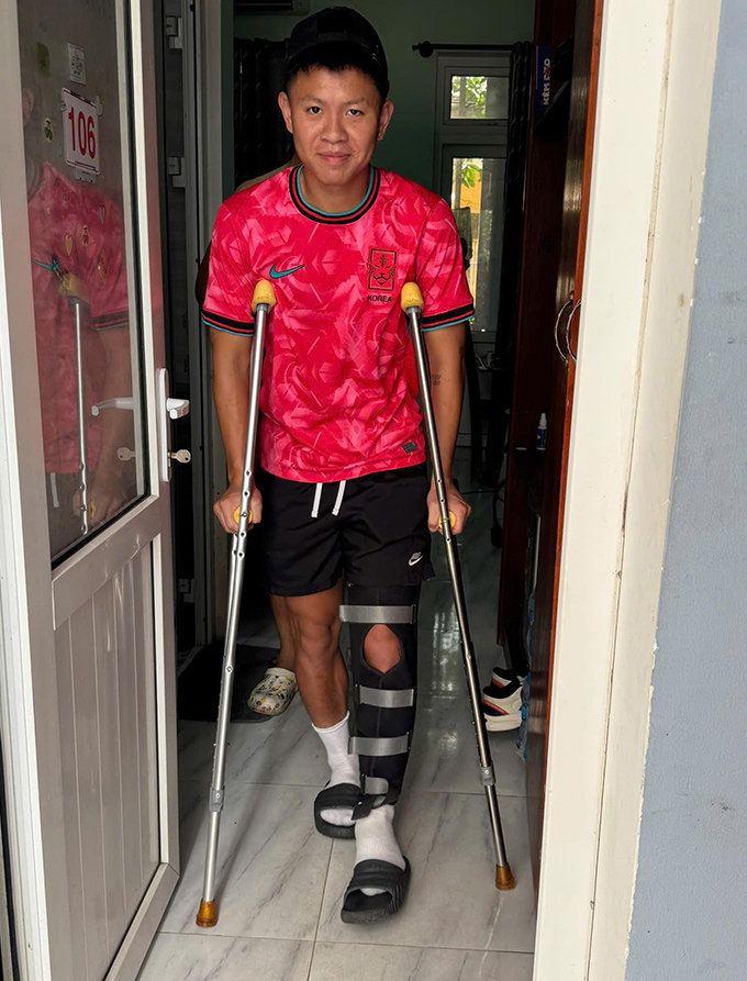 Vũ Tiến Long đứt dây chằng chéo trước - Ảnh: FB Văn Sỹ Sơn 