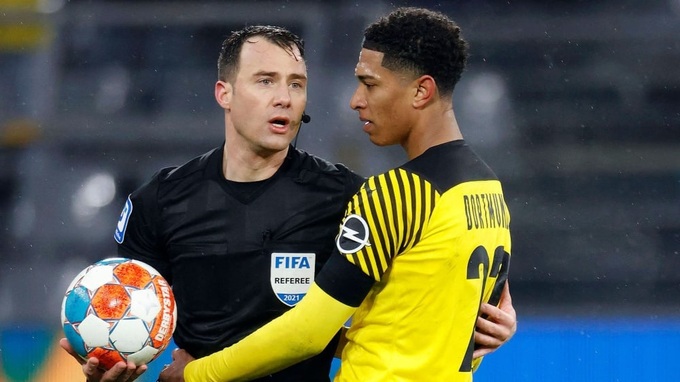 Trọng tài Felix Zwayer và Jude Bellingham trong một trận đấu của Dortmund.