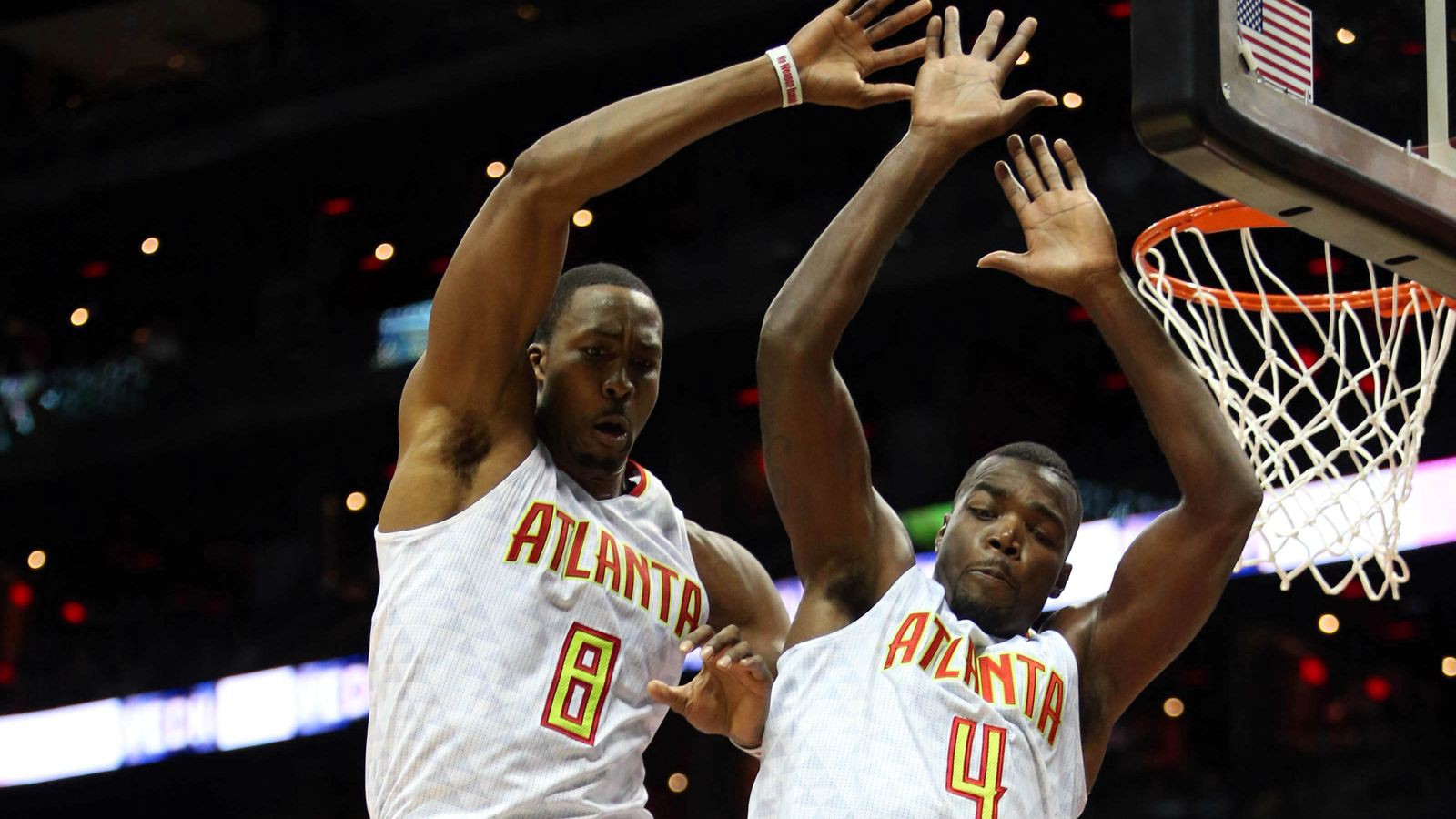 Cặp đôi Paul Millsap (trái) và Dwight Howard 