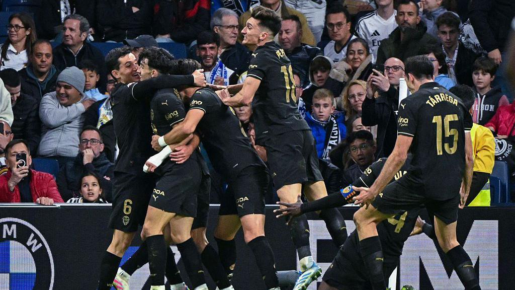 Cú đánh đầu vào phút chót của Hugo Duro đã giúp Valencia thắng 2-1