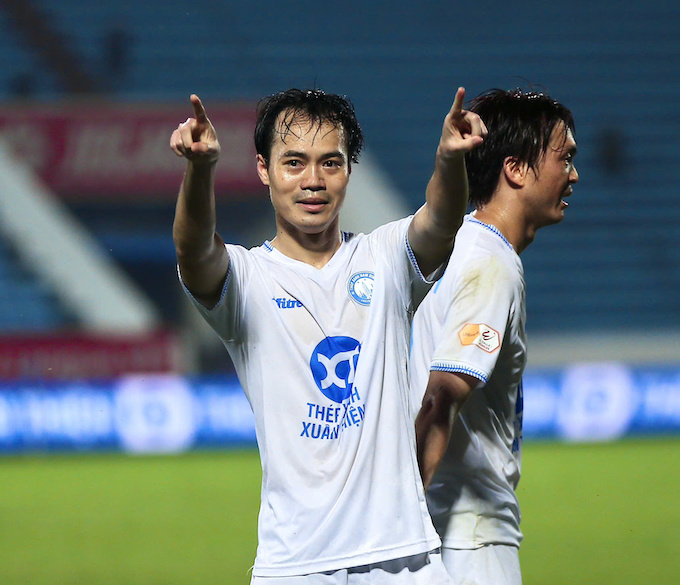 Niềm vui của Văn Toàn khi ghi bàn thắng. Ảnh: Minh Tuấn 