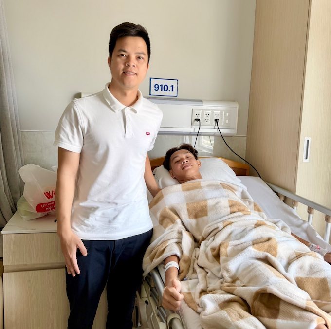 Bác sĩ Huy Thọ thăm và động viên Vĩ Hào. Ảnh: FBNV