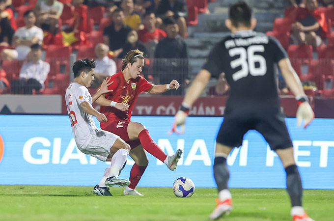 Viktor Lê ghi dấu ấn với 2 pha kiến tạo giúp Hà Tĩnh cầm hòa Thể Công Viettel 2-2. Ảnh: Đức Cường