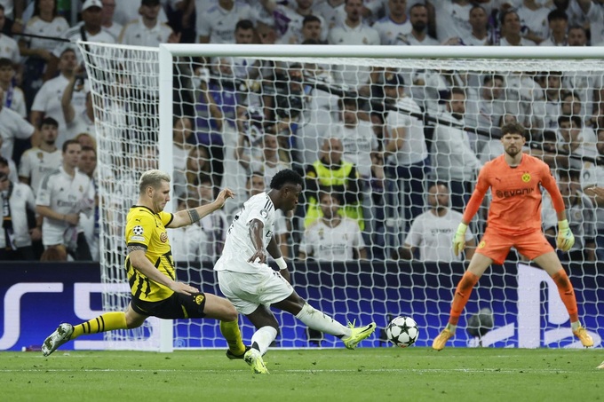 Vinicius Jr khiến Real Madrid lỡ cơ hội vượt lên dẫn bàn khi sút hỏng penalty