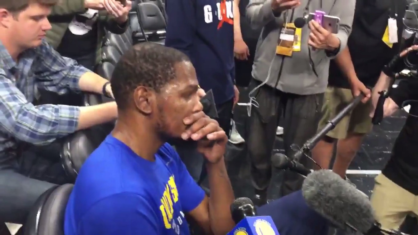 Vẻ mặt bần thần của Kevin Durant khi biết tin.