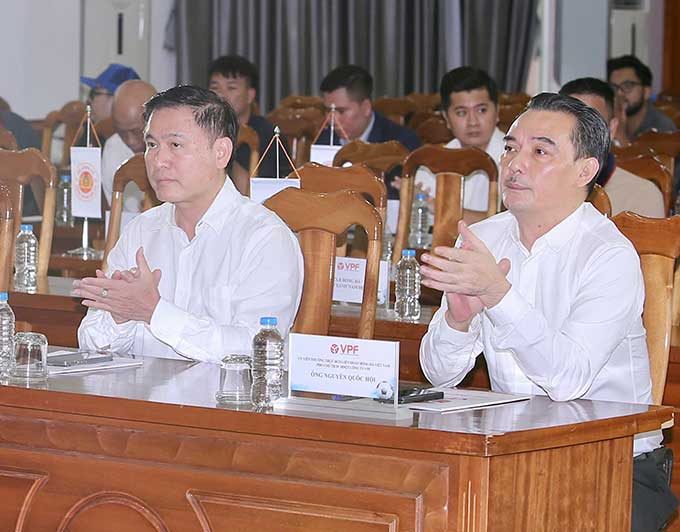 Tham dự khai mạc Lớp đào tạo trọng tài VAR khóa 4 diễn ra vào sáng 27/3 có ông Võ Văn Hùng – Phó Tổng Giám đốc Công ty VPF; ông Farkhad Abdullaev – giảng viên FIFA, các giảng viên Ban Trọng tài và các thành viên tham gia khóa học.