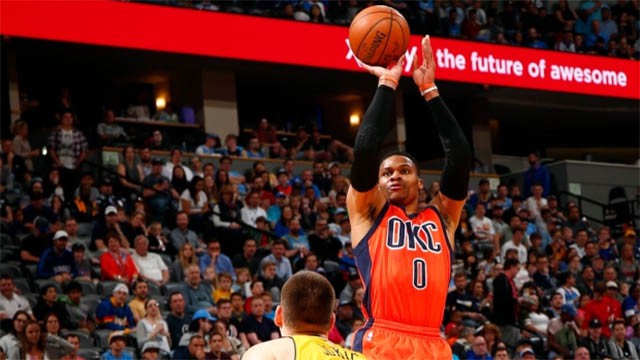 Russell Westbrook của Oklahoma City Thunder tung cú ném trước tiền phong Nikola Jokic của Denver Nuggets