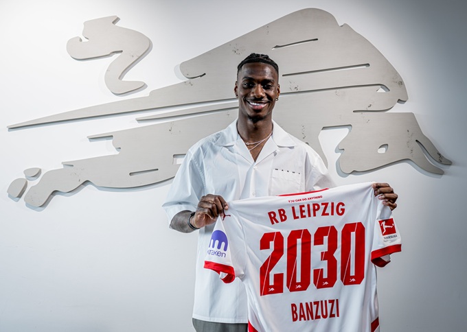 Ezechiel Banzuzi ký hợp đồng đến năm 2030 với RB Leipzig